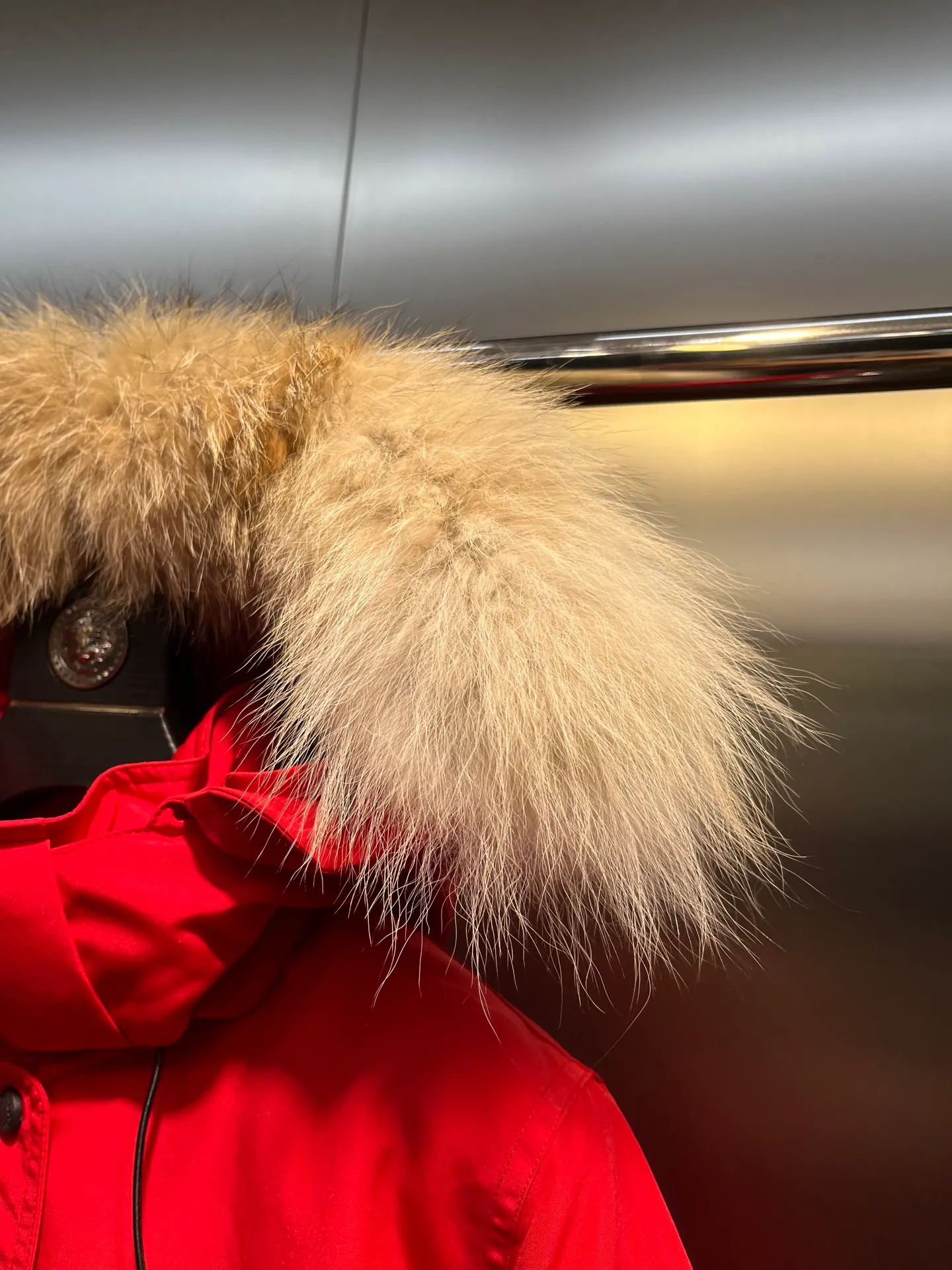P840 Canada goose🌟 Canada Goose 07 models All in stock, 6 colors, I will never stop stocking this winter All original factory customization All details strictly required have been corrected since the beginning of this year Detachable fur collar! The workmanship and wiring are very straight! A big goose is enough for a winter. Size: 1. 90% white duck down from a conscientious manufacturer (some people brag about their own goose down, please search it on your own. Goose down is warmer and less fluffy than duck down, so good down jackets are all white duck down. There is no such thing as white goose down) 2. Upgraded fabrics with moderate hardness, waterproof, windproof and anti-fouling (Arctic Tech fabrics imported from South Korea are not comparable to fabrics dyed by some small workshops) 3. YKK No. 10 authentic zippers (Japanese customized YKK zipper, silky smooth, not stuck, officially designated) 4. Western Canadian wolf hair (Wolf hair is divided into eastern, central, and western. Western wolf hair is light in color, dense, and has good thermal insulation effect. It is the genuine Canada Goose grade) Let’s analyze and explain some details of the production 1. First, sew the liner and then fill it with down (some small factories and small workshops first fill it with down and then sew) Why? The technology is not up to par and the hardware conditions are not enough! ! ! For this step alone, we need to spend more time and money. 2. Filling the inner tank with down. We are all down filling machines to ensure that the down weight of each pill is the same. There is a video (small factory, small workshop is stuffed by hand). Why? The hardware conditions are not enough. A machine costs more than 100,000 yuan. Small factories simply cannot buy it. This means that the weight of the down in each liner cannot be guaranteed, and the warmth of high-end down jackets cannot be guaranteed. 3. For the needles of the sewing machine, we all use the top-notch No. 7 needles (small factories all use No. 10 needles). The finer the needle, the finer the needle eye, which reduces the risk of velvet and velvet running. 4. Wolf fur collar We are all spliced in whole or in large pieces (small factories mostly use broken pieces) The warmth retention of wolf fur is very good, but the splicing of scraps cannot guarantee the warmth. Color: Black, white, gray camouflage, sci-fi blue camouflage, green camouflage, sky blue, dark blue, cool gray, red. Professional Canada goose producers, we are enough this winter! We would like to sincerely thank everyone who buys our down jackets!  size：xs-xl